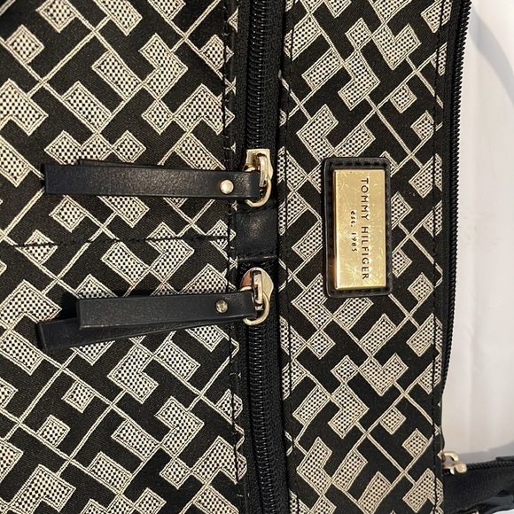 Tommy Hilfiger women’s strapped cross bag - Picture 4 of 8